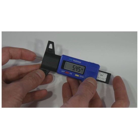 Digitálny merač hĺbky dezénu pneumatiky