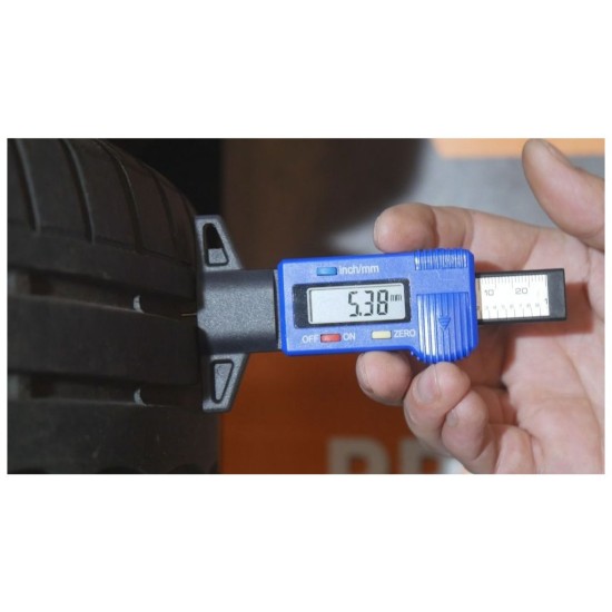 Digitálny merač hĺbky dezénu pneumatiky