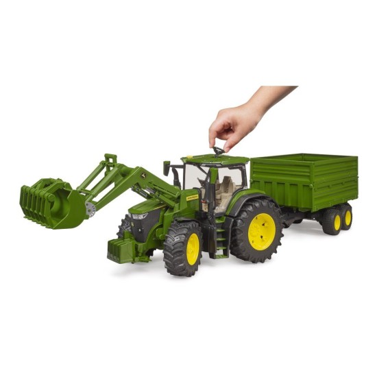 Traktor John Deere 7R 350 s čelním nakladačem a přívěsem BRUDER